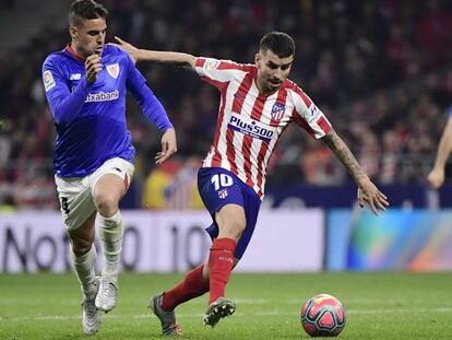 Correa conduce el balón ante la presencia del centrocampista del Athletic Dani García.