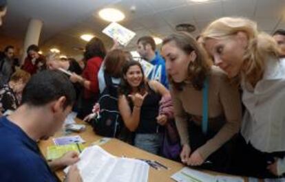 Estudiantes del programa Erasmus en el Paraninfo de la Universidad de A Coruña. EFE/Archivo