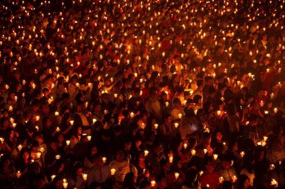 Miles de devotos cristianos celebran la Nochebuena en un estadio de Surabaya (Indonesia), el 24 de diciembre de 2018.