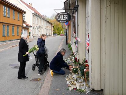 Varias personas dejan flores este lunes frente al estudio y la casa de la artista Hanne Englund, una de las víctimas de Kongsberg.