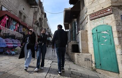 Una calle del centro de la ciudad de Belén, en Cisjordania, con comercios cerrados y sin turistas a causa de la guerra con Israel, cuando se acerca la Navidad; el día 10 de diciembre.