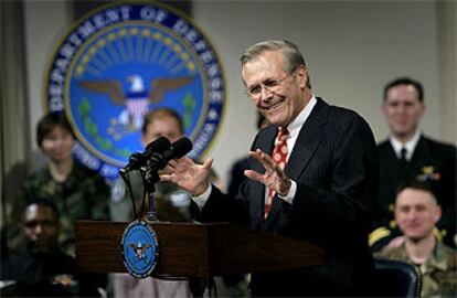 Donald Rumsfeld, durante una reunión ayer en el Pentágono.