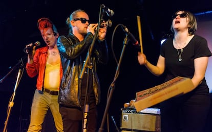 Toby Goodshank (vestido como David Bowie), Macaulay Culkin e Deenah Vollmer, membros do grupo Pizza Underground, durante um show realizado em Washington em 2014. 