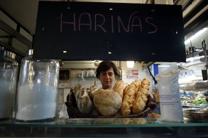 Sandra es la dieña de La Pistola, un despacho de pan en el mercado de san Fernando (Lavapiés). Entre sus productos destacan los panes y bollería hechos de manera artesanal y con ingredientes ecológicos.