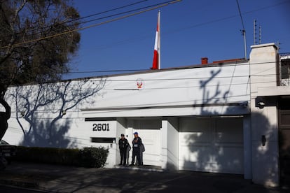 Un par de agentes vigilan las puertas de la embajada de Perú en Ciudad de México, tras el anuncio de la presidenta Boluarte.