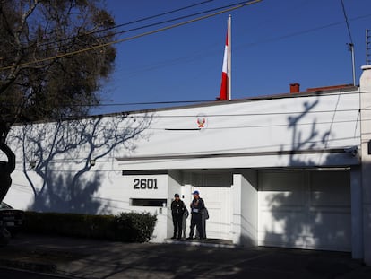 Un par de agentes vigilan las puertas de la embajada de Perú en Ciudad de México, tras el anuncio de la presidenta Boluarte.