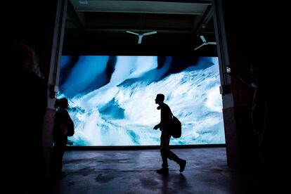 Visitantes en la instalación artística de Quayola, compuesta por inteligencia artificial.