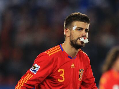 Piqué tras recibir un golpe en la boca ante Honduras.