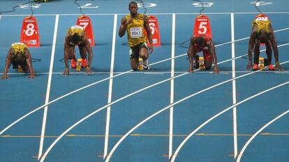 Bolt, en el centro, en los momentos previos a la salida de la carrera de los 100m.
