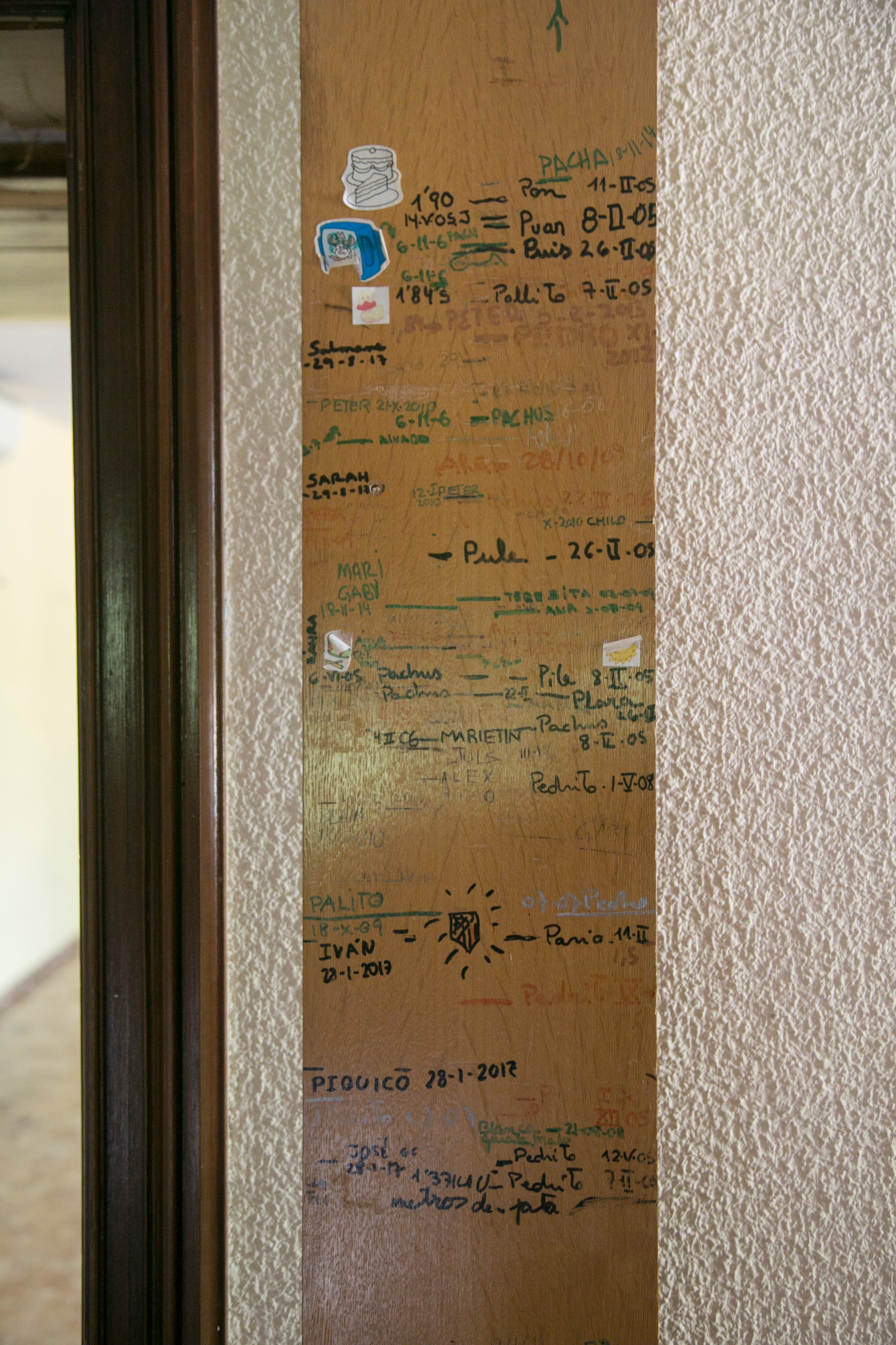 Marcas en una pared de la casa para registrar el crecimiento de los hijos del matrimonio.
