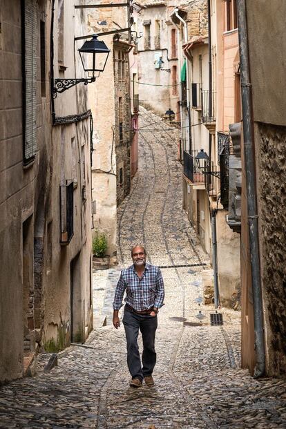 Salustiano Álvarez, productor y presidente del Consejo Regulador, por las calles de Torroja.