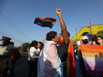 Integrantes de la comunidad LGBT en una manifestación afuera del parque de diversiones Six Flags.