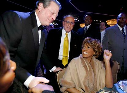 La noche dejaba instantáneas como la recogida en esta imagen. El ex vicepresidente de los EE UU, Al Gore, saluda a la cantante Whitney Houston en una de sus pocas apariciones públicas después de haberse sometido a varias terapias para acabar con su adicción a las drogas.