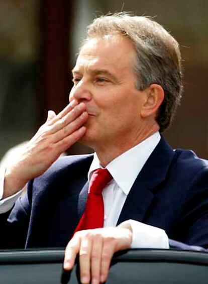 Blair anuncia a los electores de su circunscripción que se retira como primer ministro, tras  10 años en el cargo.