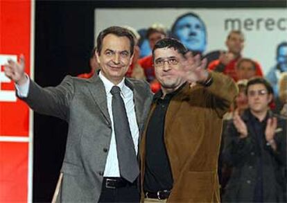 Rodríguez Zapatero y Patxi López saludan a los participantes en la Fiesta de la Rosa, ayer, en Bilbao.