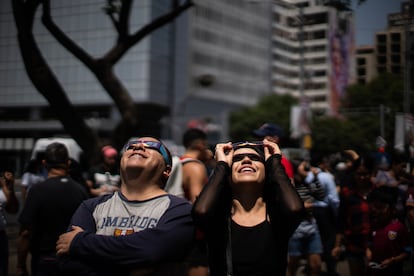 La gente salió a las calles principales de Ciudad de México para ver el eclipse.


