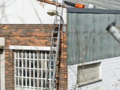 Tejado desde el que cayó el operario fallecido.