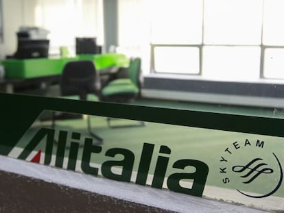 O escritório da Alitalia fechado em Caracas.