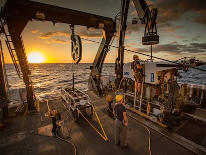 Un robot de exploraci&oacute;n submarina a bordo del barco cient&iacute;fico de EE UU &#039;Okeanos Explorer&#039;