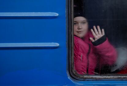 Un niño viaja en tren en Odesa, una de las ciudades que intenta levantarse pese a la guerra.