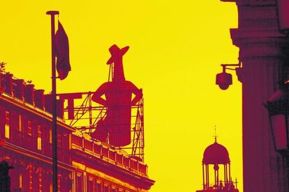 Una imagen aparentemente irrepetible: el cartel de Tío Pepe sobre el antiguo hotel París en la Puerta del Sol de Madrid.