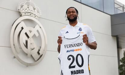 Bruno Fernando posa con la camiseta del Madrid.