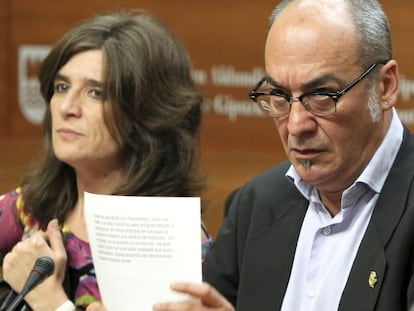 Martin Garitano, a la derecha, junto a Helena Franco.