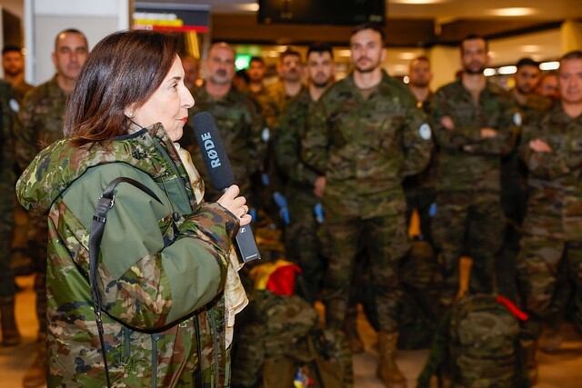 La ministra de Defensa, Margarita Robles, con el personal de la Brigada Guadarrama XII, que iba a relevar al contingente desplegado en Líbano, en la misión Unifil de la ONU, el 20 de noviembre.