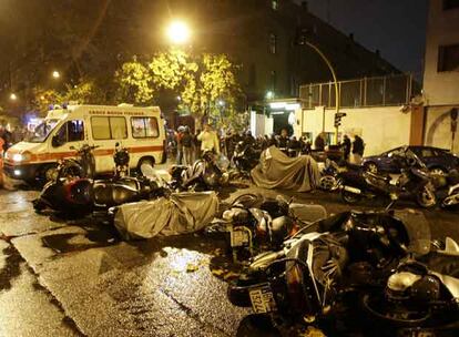 Motos de la policía por el suelo ante una comisaría romana.