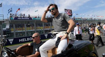 Fernando Alonso, en el desfile de los pilotos antes de la carrera de Australia.