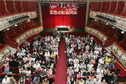 Participantes en la asamblea de las artes escénicas, anoche, en el teatro Olympia de Valencia.