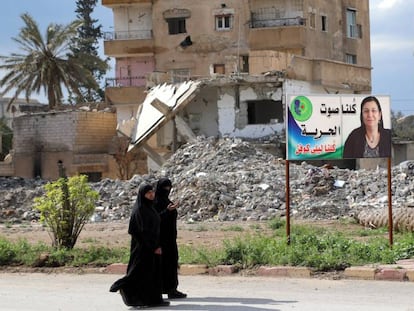 Dos mujeres sirias pasan ante las ruinas de edificios, el pasado día 1 en Raqa.