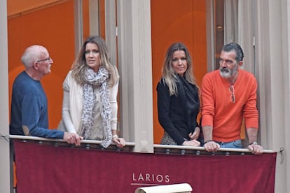 Antonio Banderas tiene reservado un balcón para él y su familia en una calle de Málaga para disfrutar de las procesiones desde la altura. En la imagen, junto a su novia y al lado de su cuñada y su suegro. 