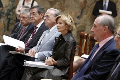 De izquierda a derecha: Javier Vallés, Modesto Crespo, Juan A. Olavarrieta, Isidro Fainé, Elena Salgado, Rodrigo Rato y Braulio Medel.