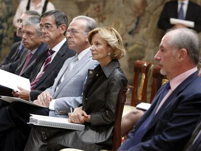 De izquierda a derecha: Javier Vallés, Modesto Crespo, Juan A. Olavarrieta, Isidro Fainé, Elena Salgado, Rodrigo Rato y Braulio Medel.