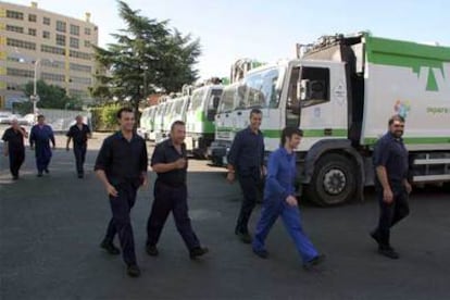 Trabajadores del servicio de recogida de basuras se reincorporan a su puesto de trabajo tras la desconvocatoria de la huelga.
