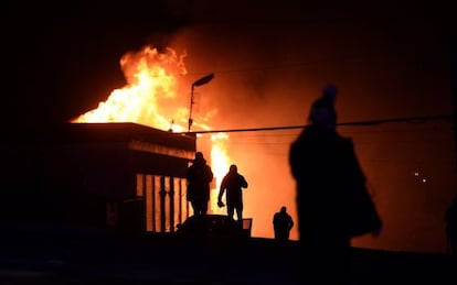 Un comerç en flames a Ferguson després del dictamen del gran jurat.