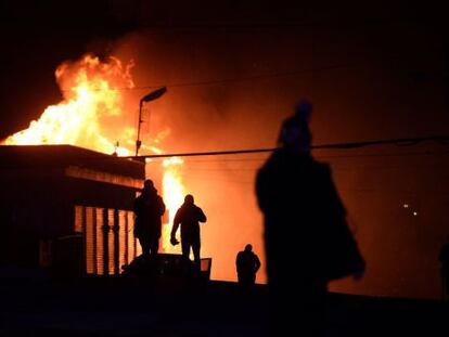 Un comer&ccedil; en flames a Ferguson despr&eacute;s del dictamen del gran jurat. 