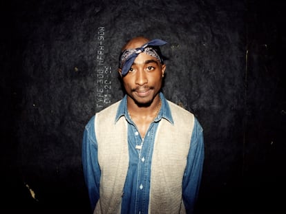 Tupac Shakur backstage after his performance at the Regal Theater in Chicago, Illinois, in March 1994.