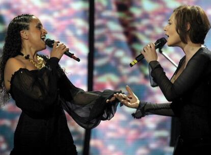 Las representantes israelíes Noa, a la derecha, y Mira Awad cantan durante un ensayo de la Gala para el Festival de Eurovisión 2009 que tendrá lugar en Moscú, Rusia.