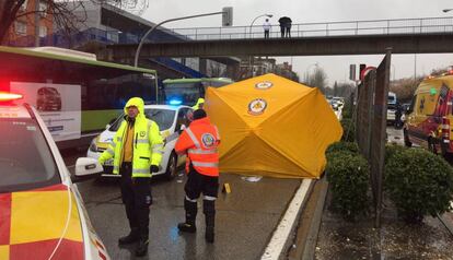 Los servicios de Emergencias atiende a las víctimas del atropello en el lugar del accidente.