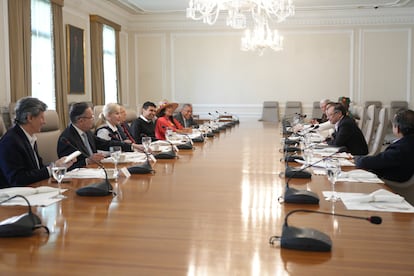 El presidente Gustavo Petro se reúne con los representantes de los distintos partidos políticos del país, en Bogotá, el 27 de febrero de 2023.