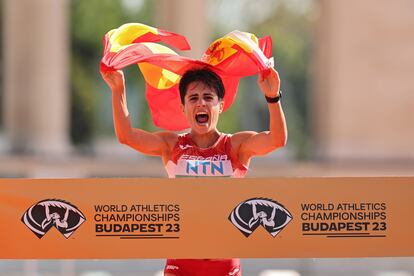 Pérez sostiene una bandera de España antes de pasar por meta. 