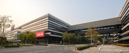 Nuevo cuartel general de Lenovo en Beijing, inaugurado en octubre, con un juego de letras en el cartel principal.