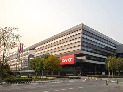 Nuevo cuartel general de Lenovo en Beijing, inaugurado en octubre, con un juego de letras en el cartel principal. 