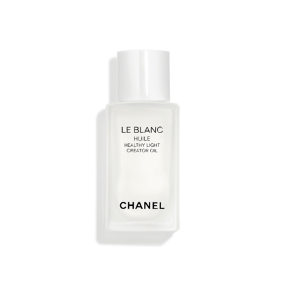 El aceite seco Le Blanc de Chanel está formulado para iluminar, revitalizar y restaurar los lípidos de la piel.