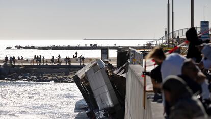 Destrozos en el paseo marítimo a la altura de la Playa Mar Bella de Barcelona por el fuerte viento, este domingo.