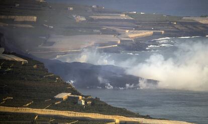 El delta formado por la llegada de la colada de lava al mar, este miércoles en la costa de La Palma.