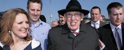 Ian Paisley (centro), rodeado de algunos correligionarios, sale de la reunión de la ejecutiva del Partido Democrático del Ulster (DUP) ayer en Belfast.