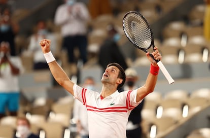 Novak Djokovic celebra el triunfo sobre Rafael Nadalde en la semifinal masculina en Roland Garros en París, Francia.